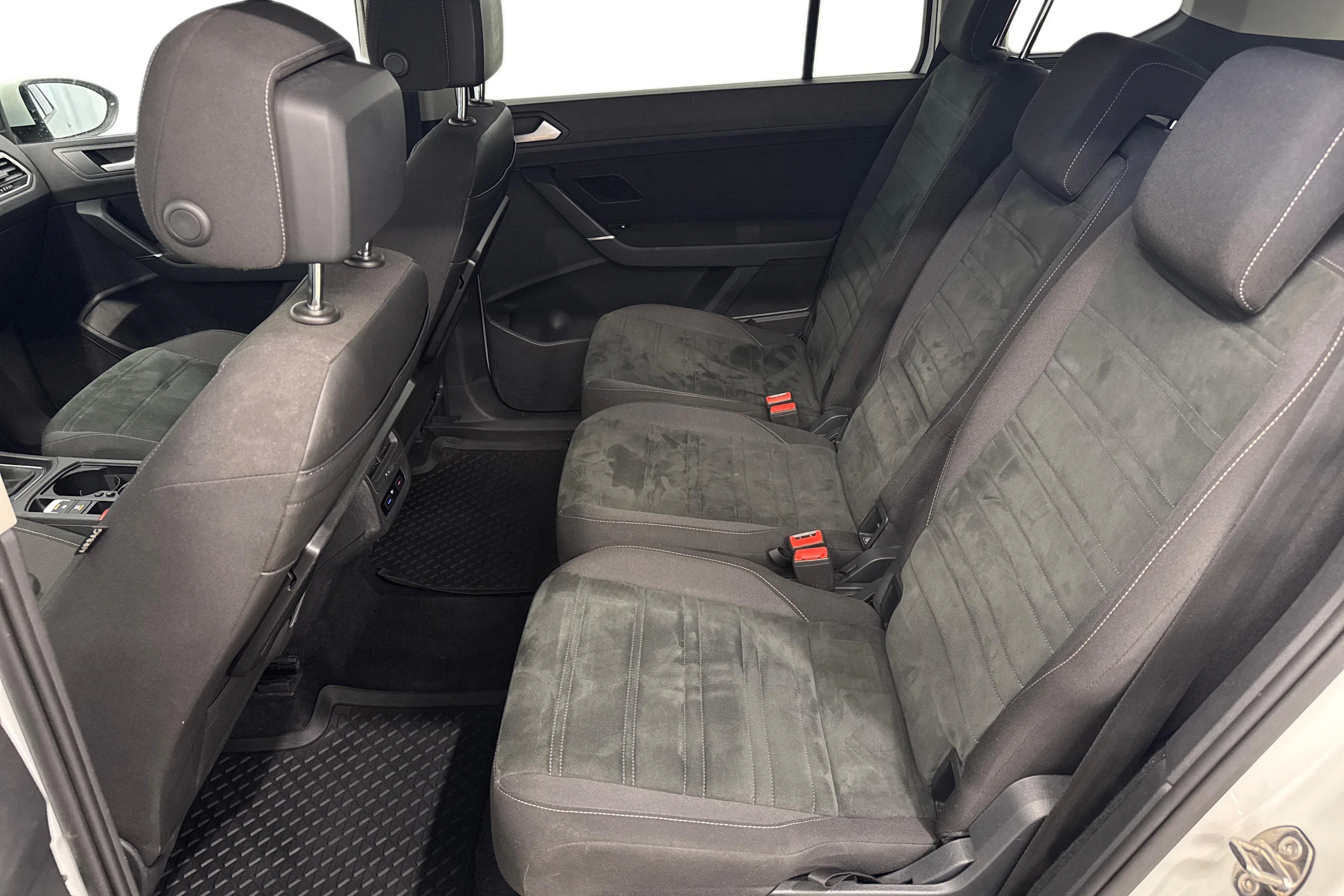 valkoinen Volkswagen Touran 2016 kuva 12.