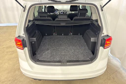 valkoinen Volkswagen Touran 2016 kuva 13.