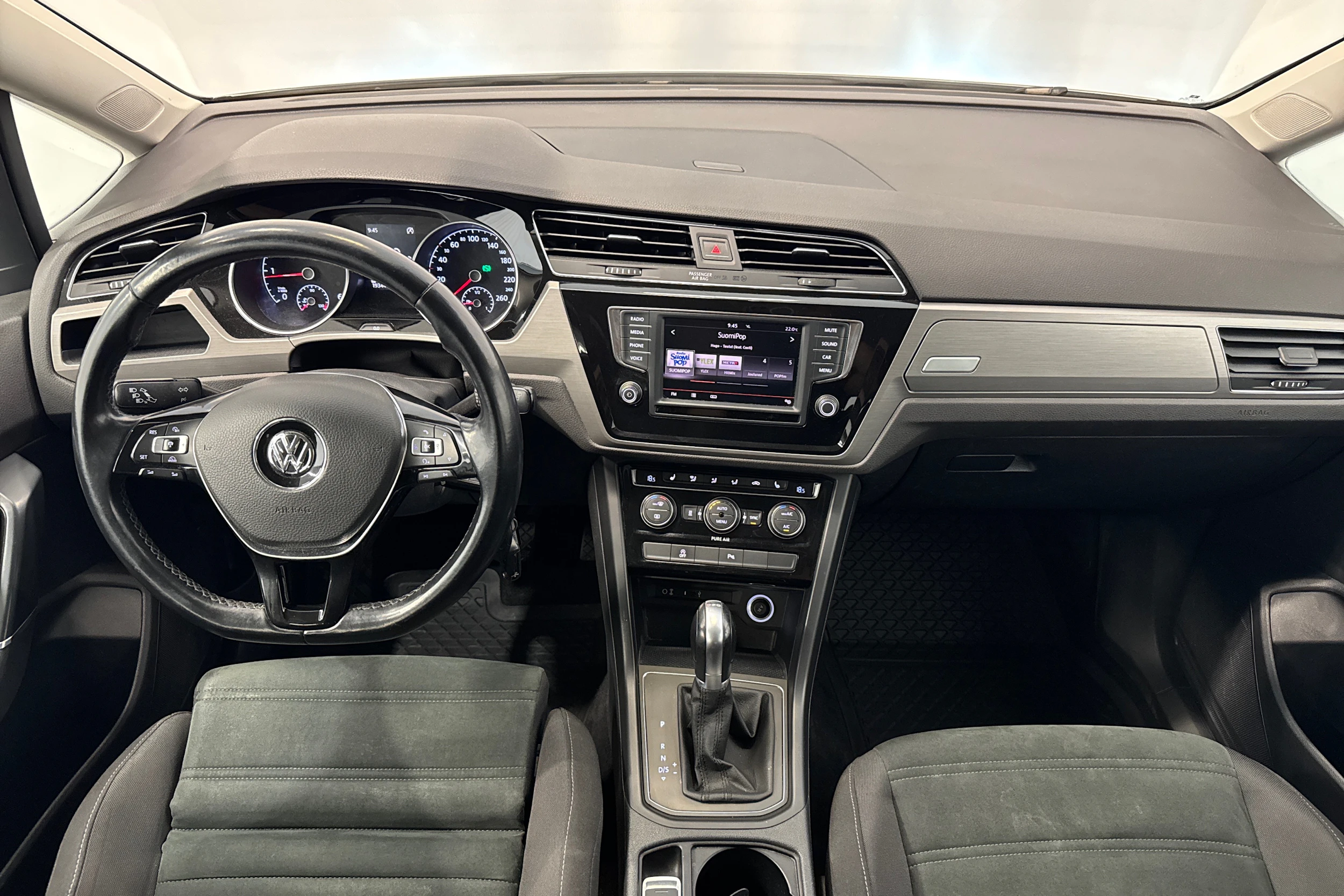 valkoinen Volkswagen Touran 2016 kuva 15.