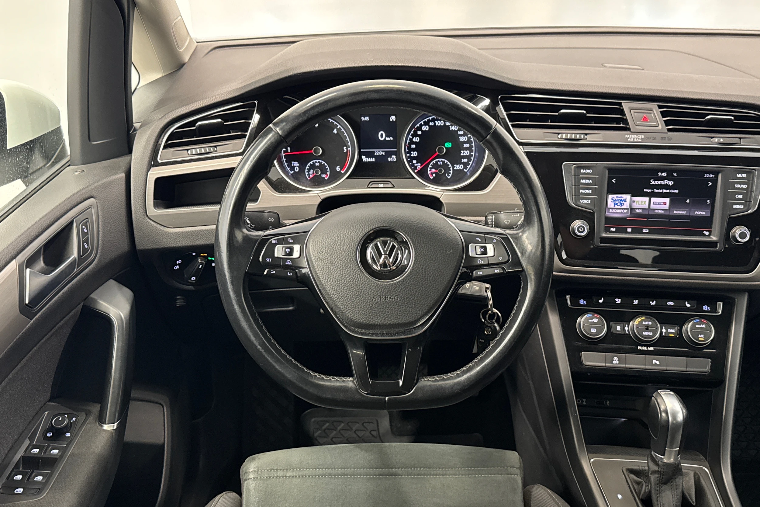 valkoinen Volkswagen Touran 2016 kuva 16.