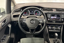 valkoinen Volkswagen Touran 2016 kuva 16.