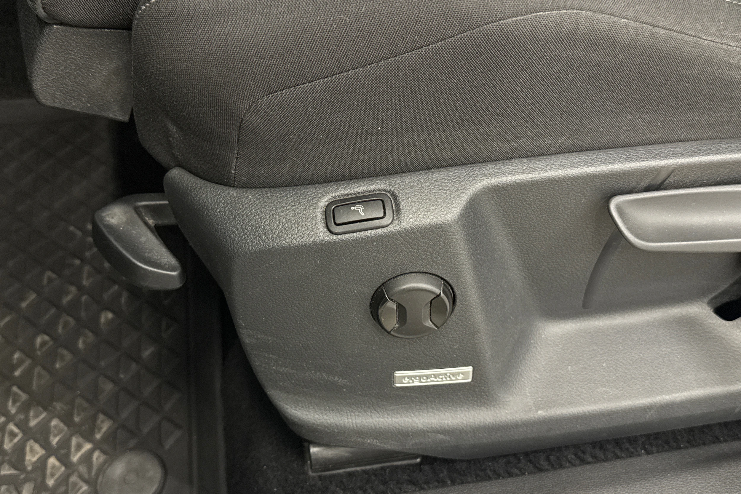 valkoinen Volkswagen Touran 2016 kuva 18.