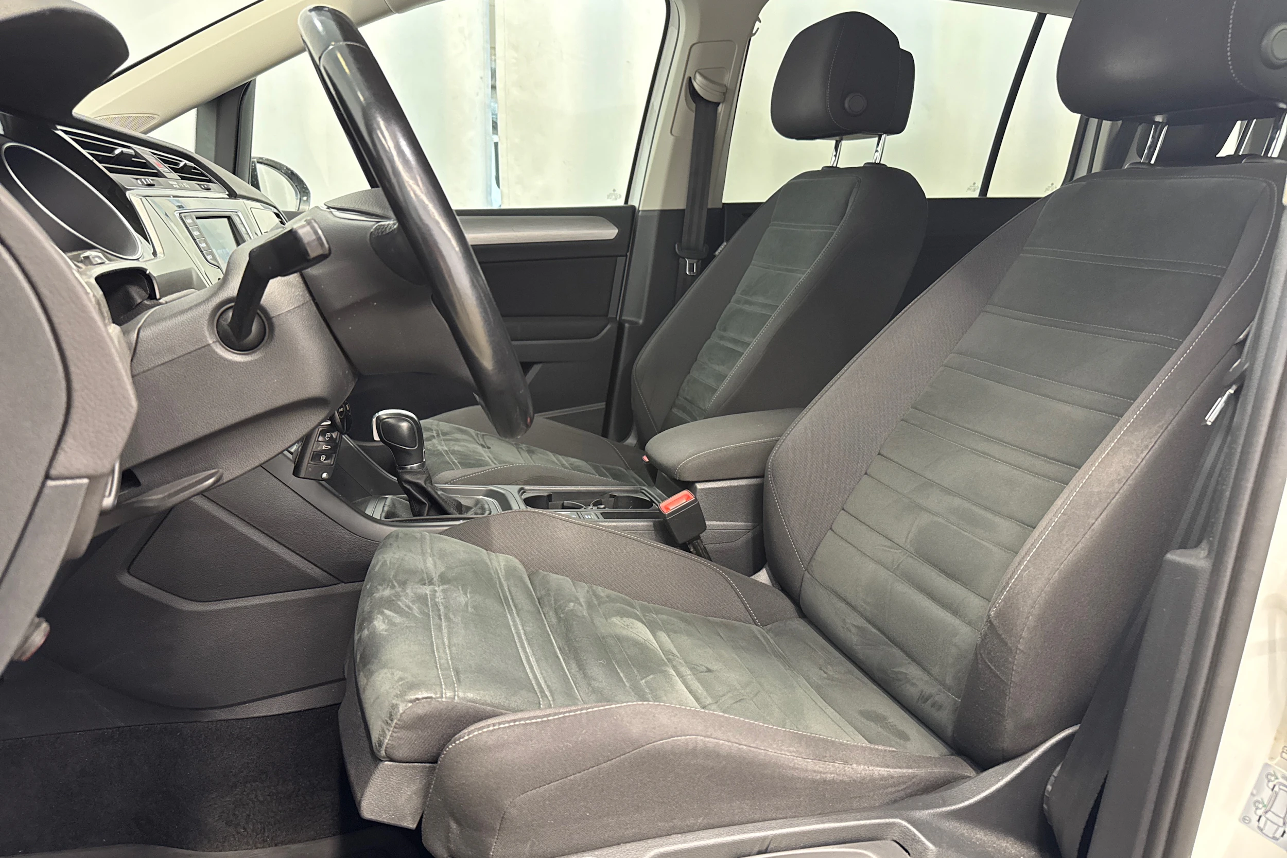 valkoinen Volkswagen Touran 2016 kuva 19.