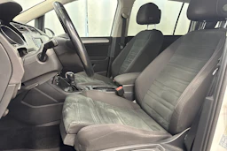 valkoinen Volkswagen Touran 2016 kuva 19.