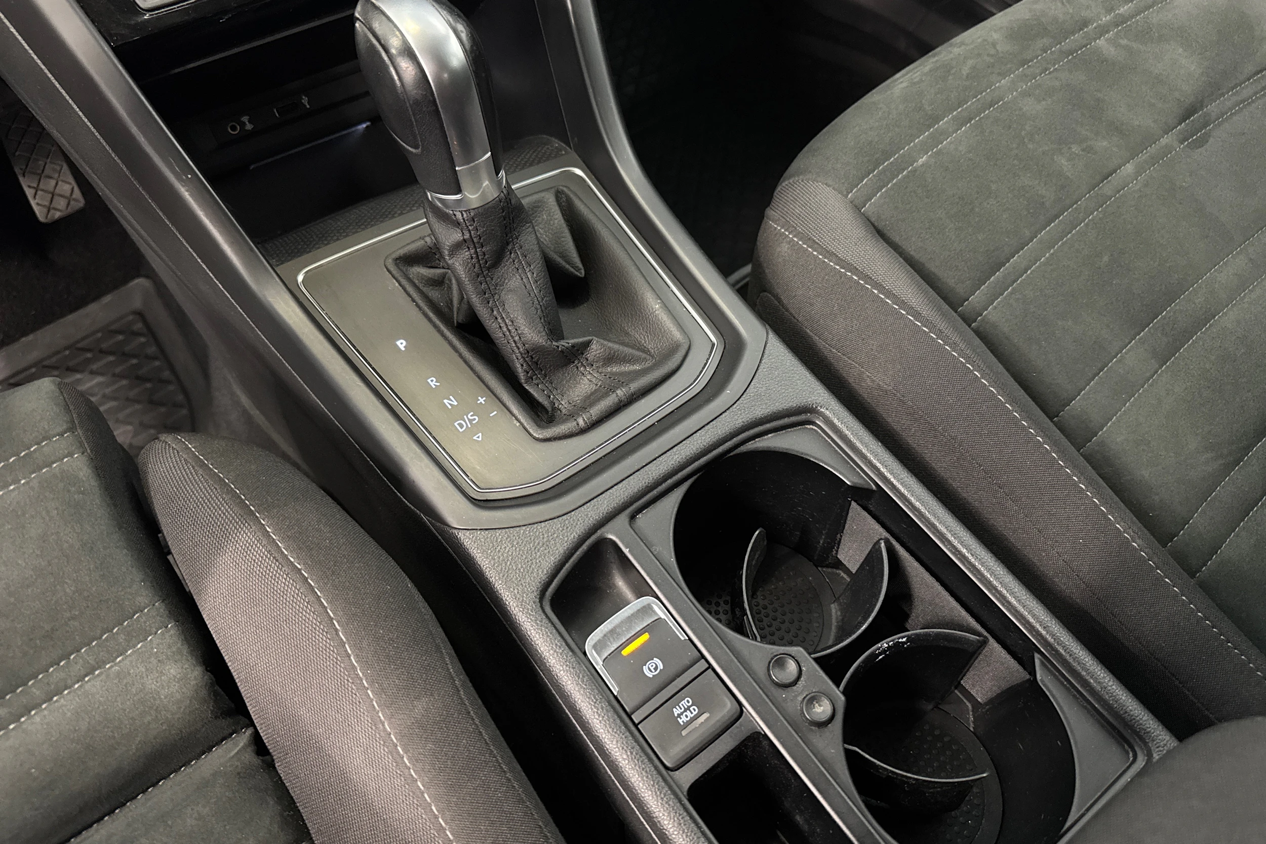 valkoinen Volkswagen Touran 2016 kuva 21.