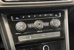 valkoinen Volkswagen Touran 2016 kuva 22.