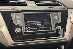 valkoinen Volkswagen Touran 2016 kuva 24.