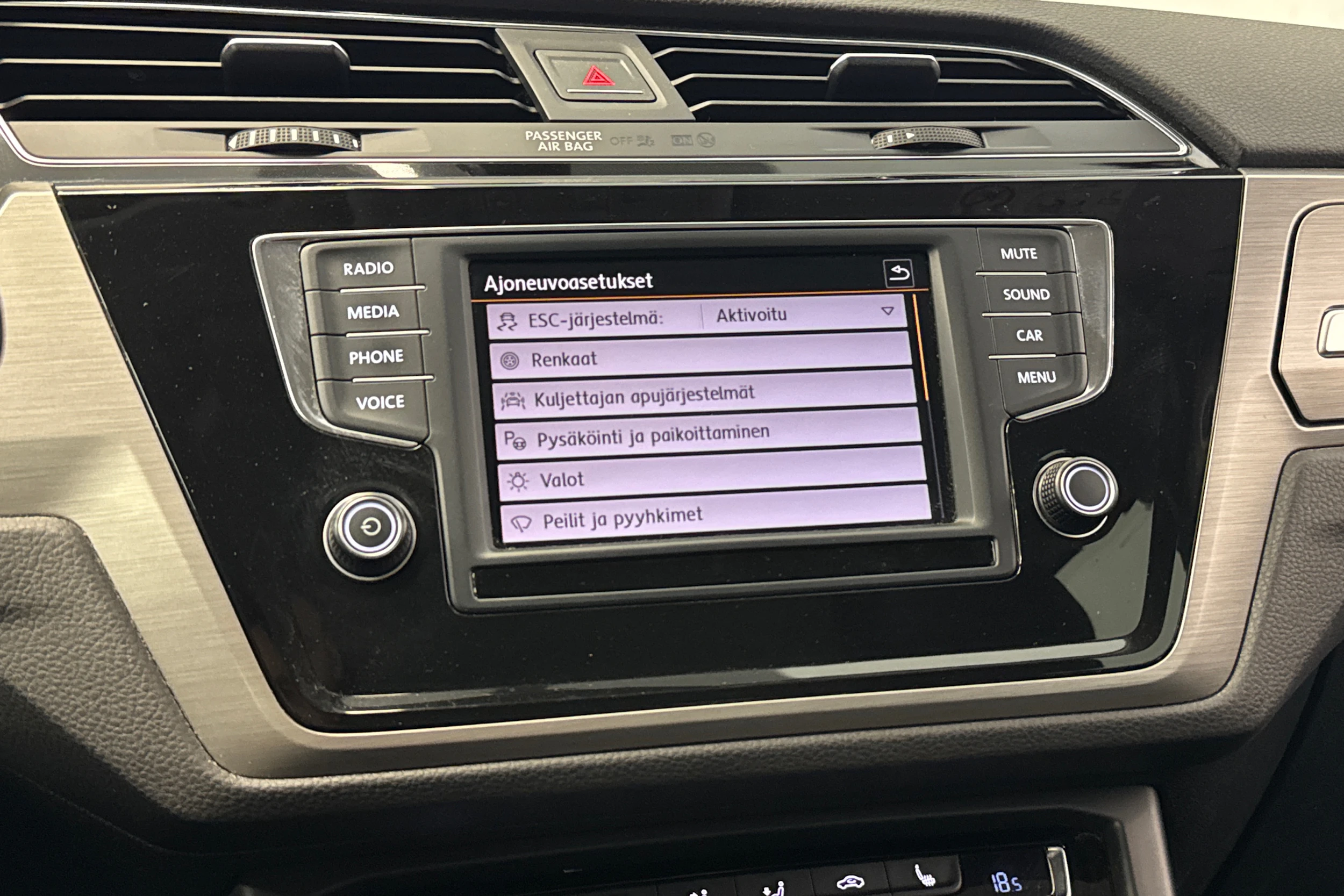 valkoinen Volkswagen Touran 2016 kuva 25.
