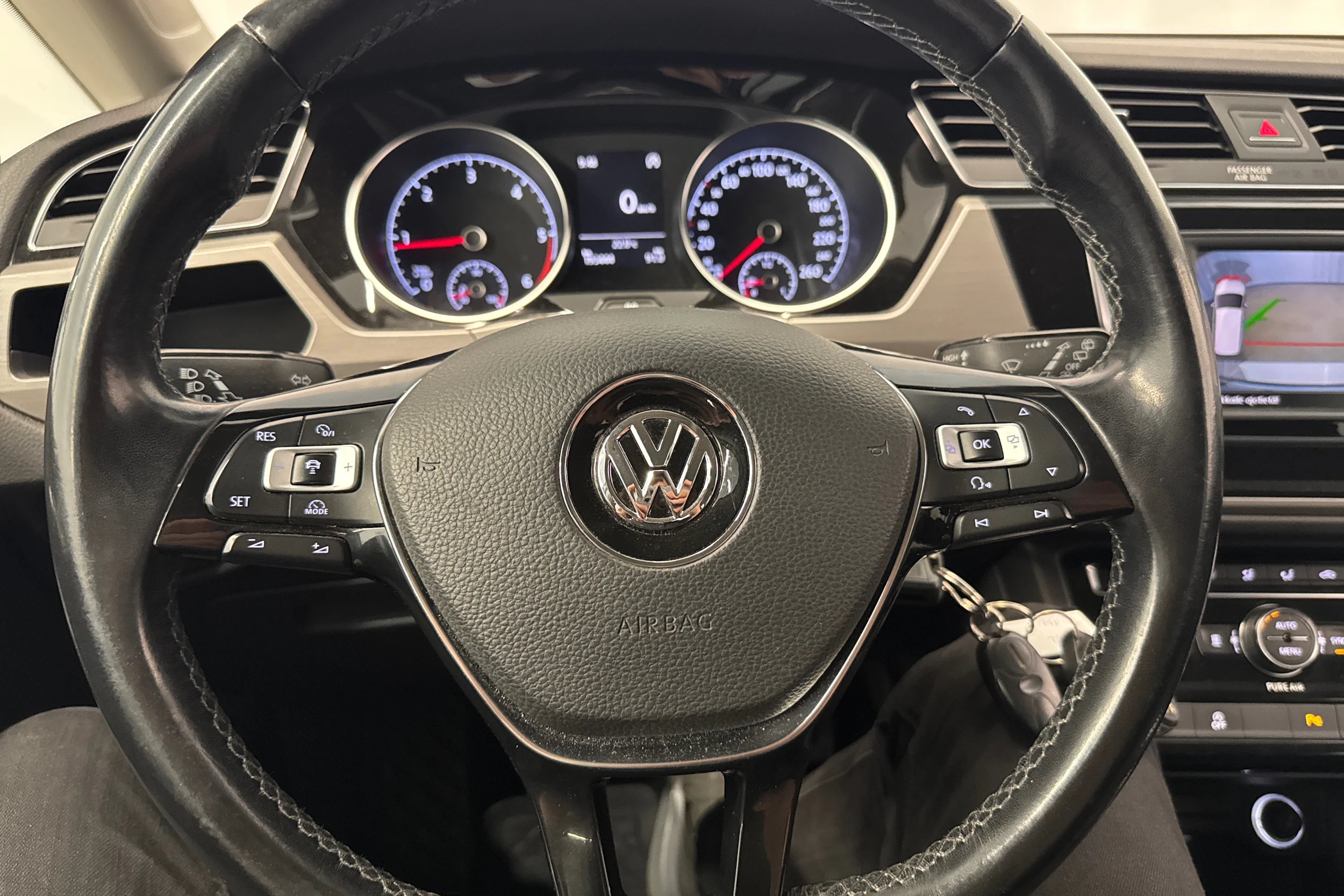 valkoinen Volkswagen Touran 2016 kuva 27.
