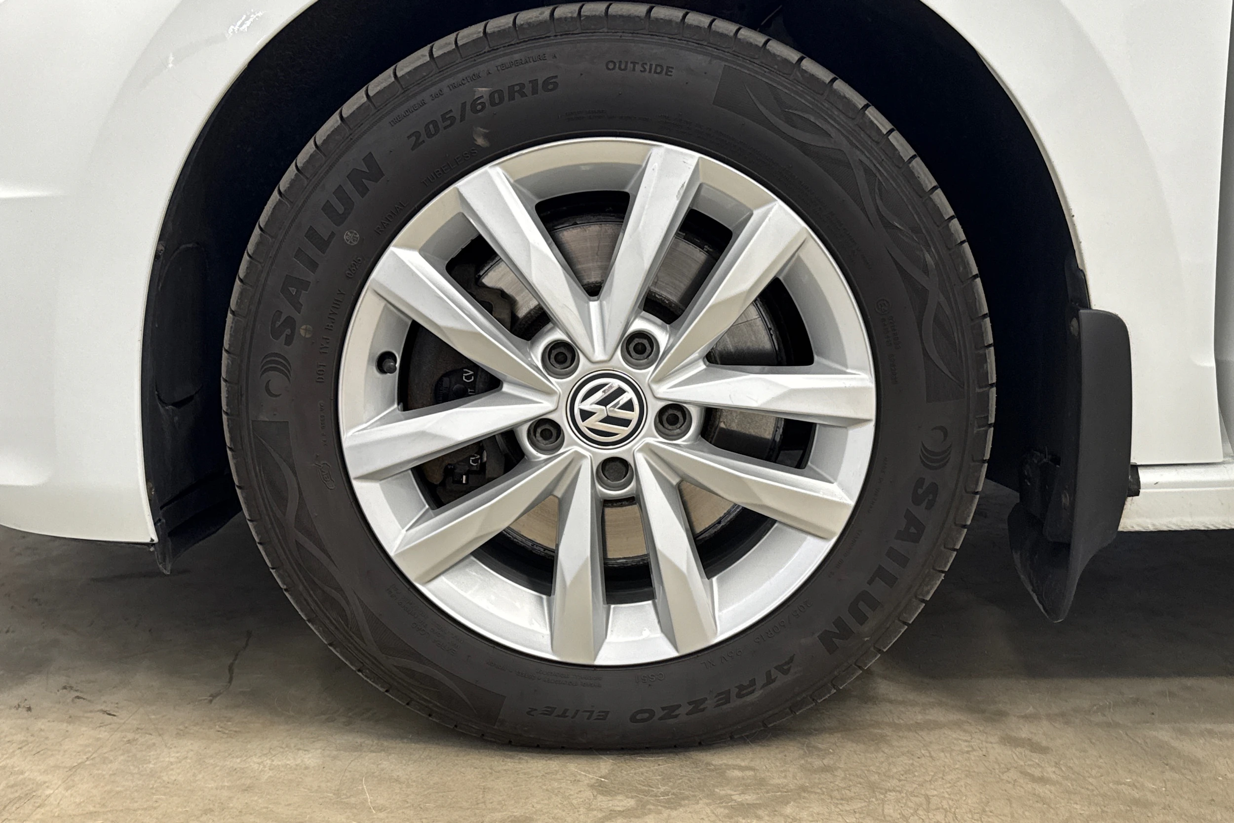valkoinen Volkswagen Touran 2016 kuva 30.