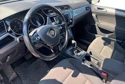 ruskea (beige) Volkswagen Touran 2017 kuva 3.