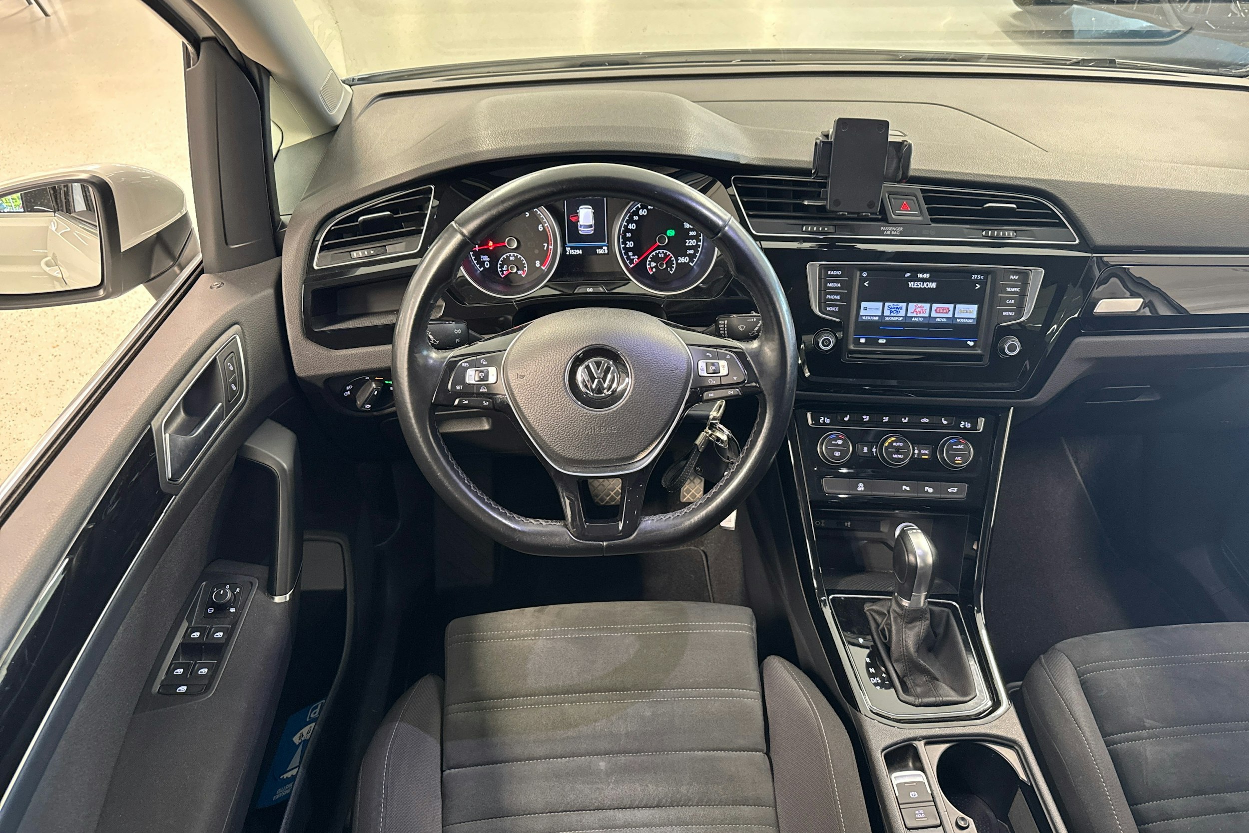 Valkoinen Volkswagen TOURAN 2017 kuva 3.