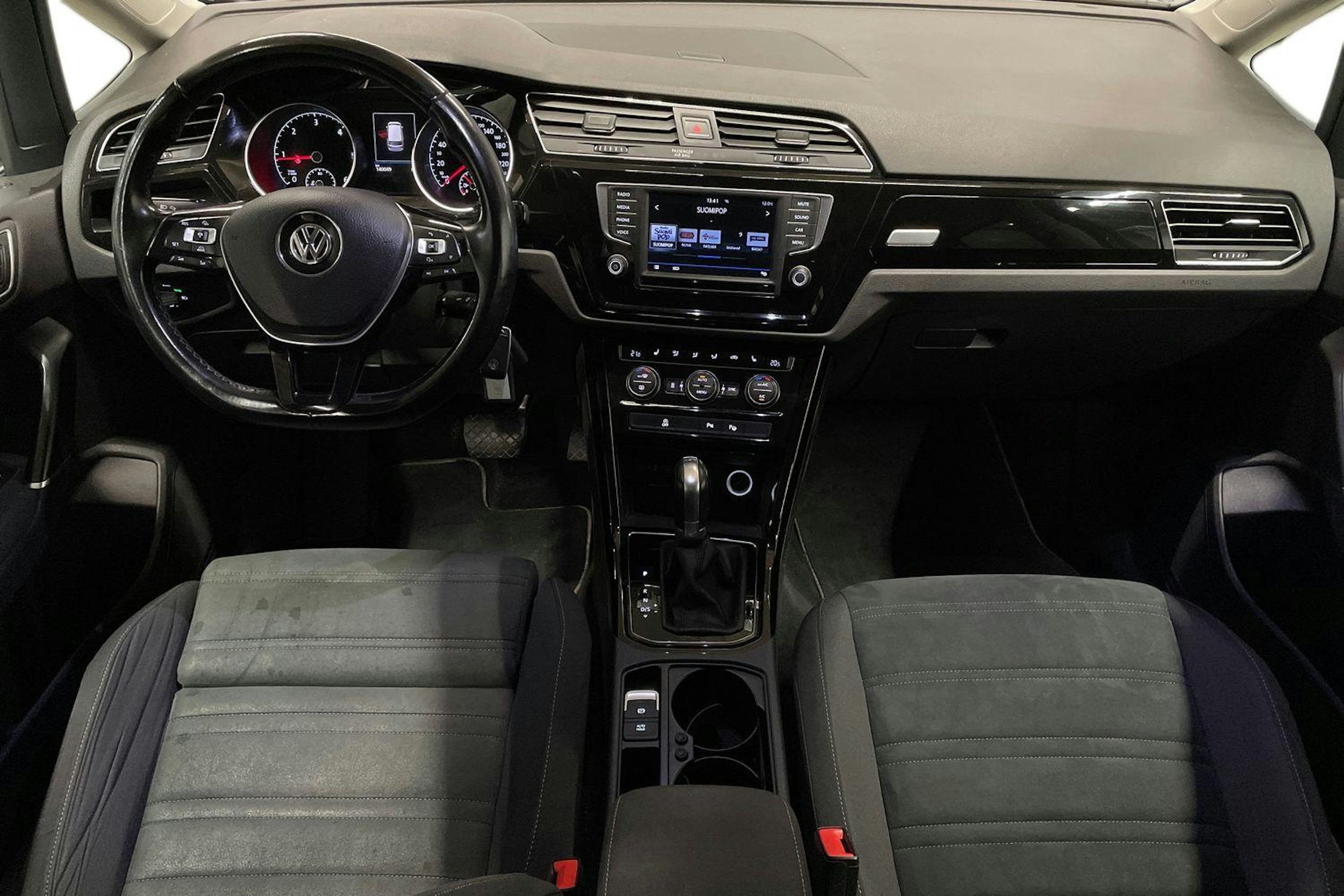 ruskea (beige) Volkswagen Touran 2017 kuva 7.