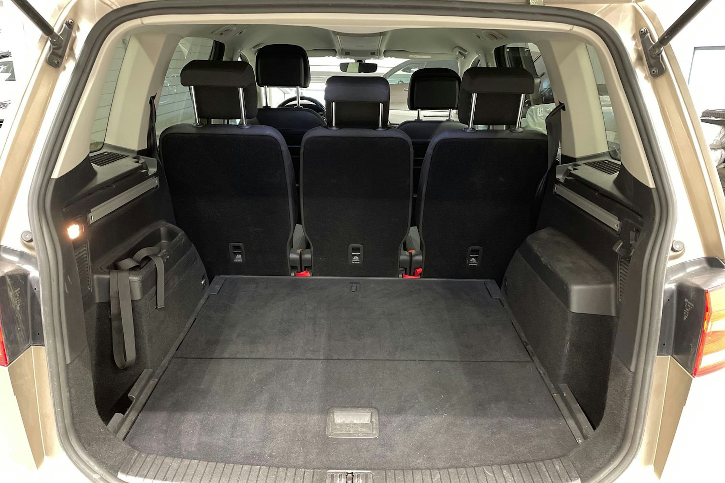 ruskea (beige) Volkswagen Touran 2017 kuva 12.