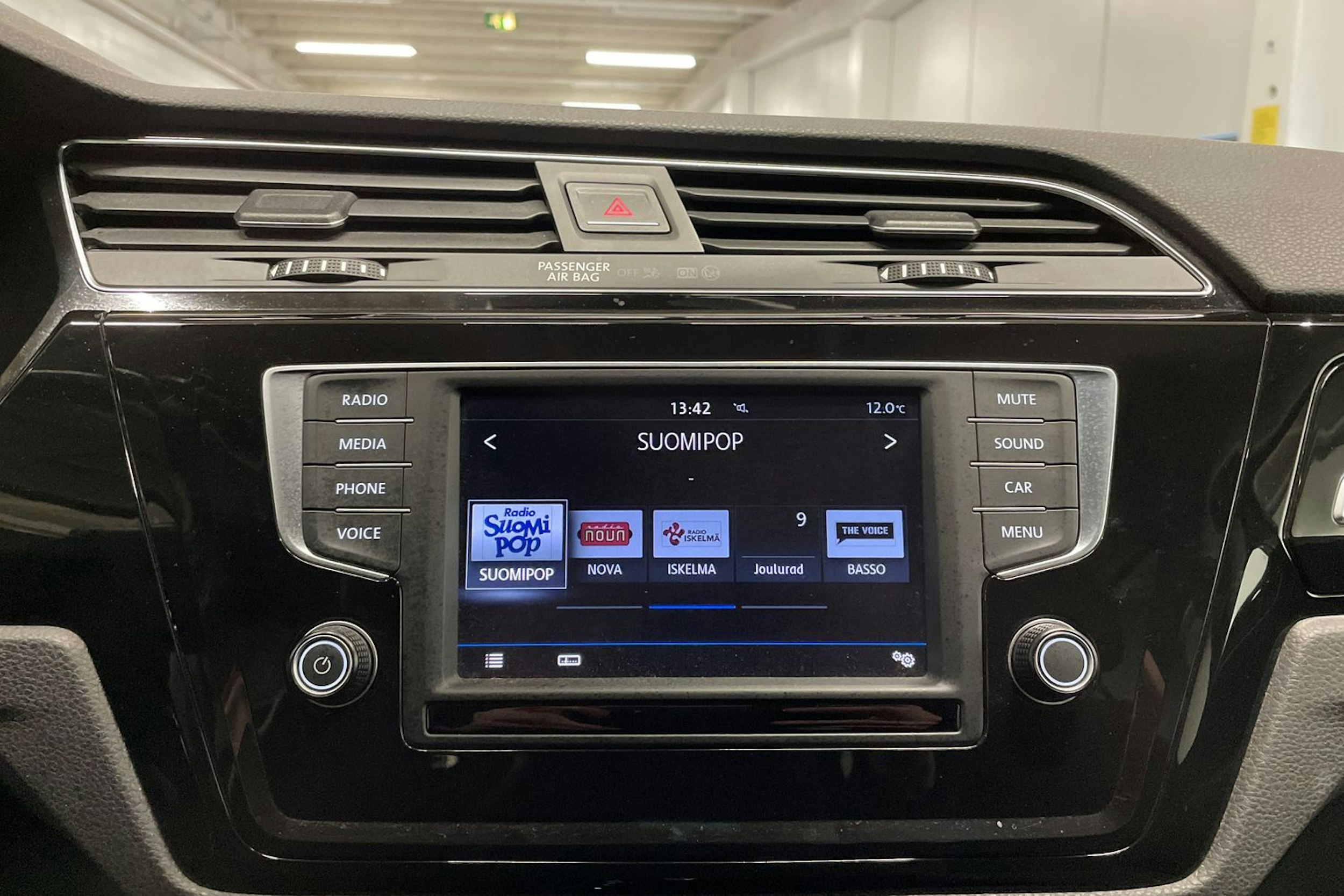 ruskea (beige) Volkswagen Touran 2017 kuva 14.