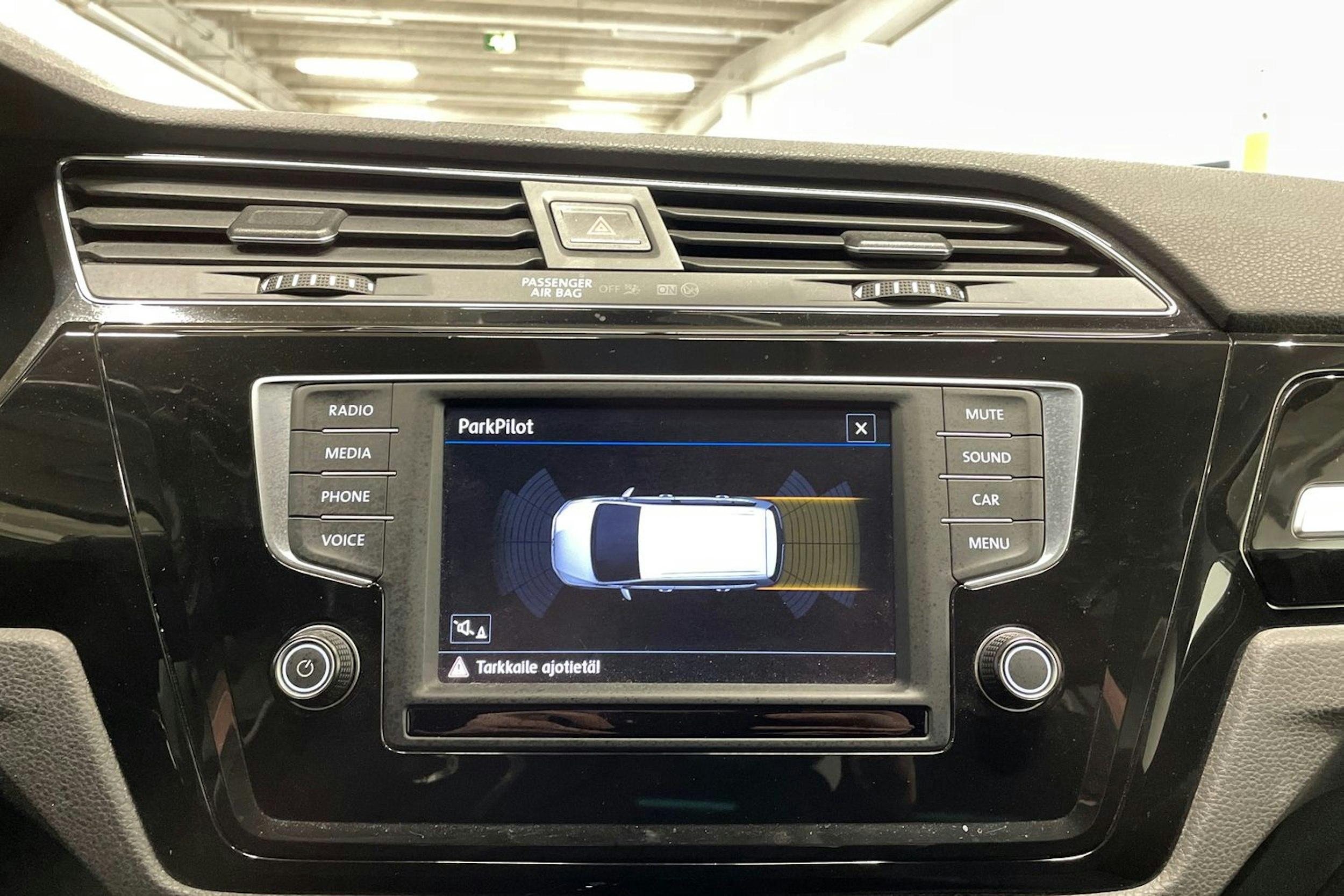 ruskea (beige) Volkswagen Touran 2017 kuva 15.