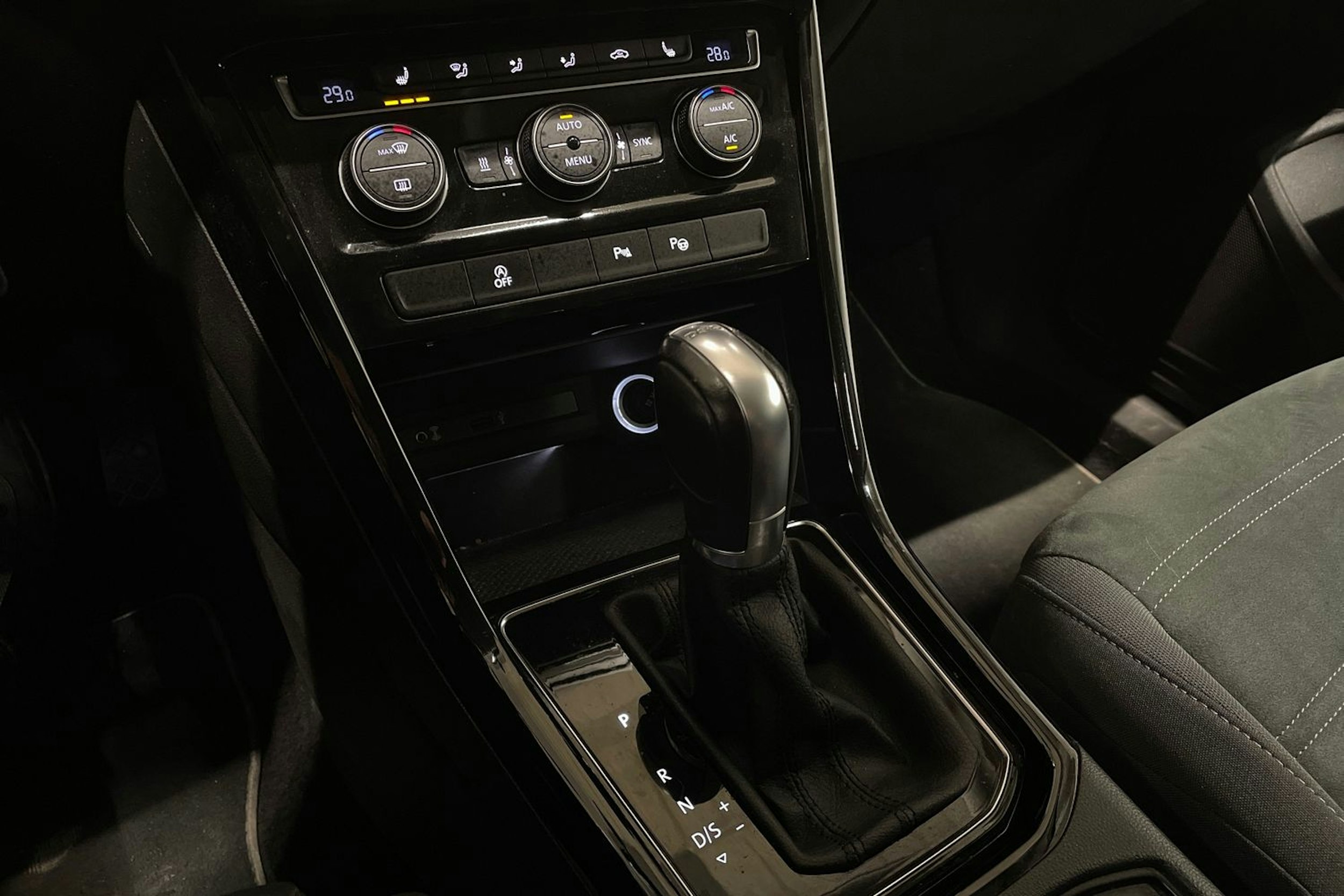 ruskea (beige) Volkswagen Touran 2017 kuva 17.