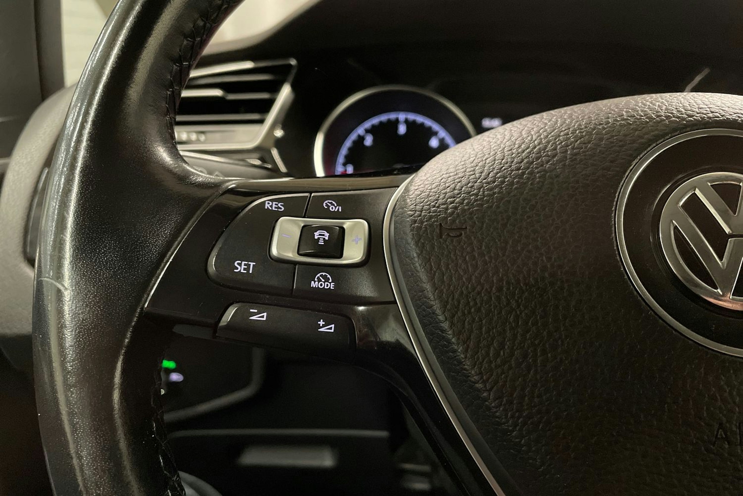 ruskea (beige) Volkswagen Touran 2017 kuva 19.