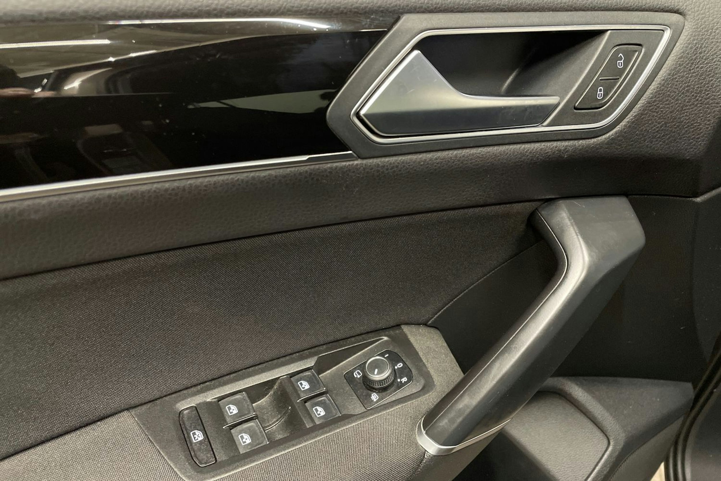 ruskea (beige) Volkswagen Touran 2017 kuva 21.