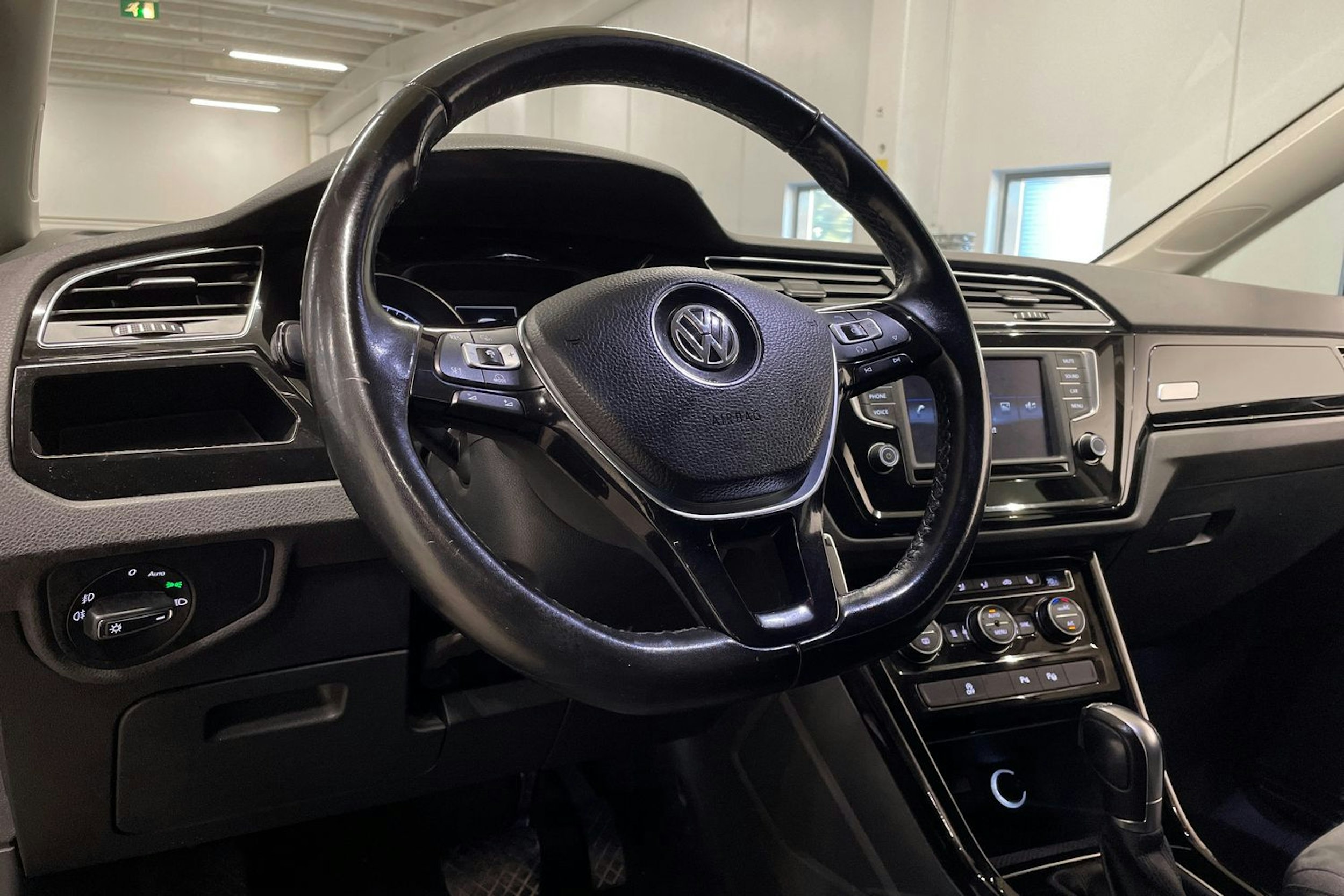 ruskea (beige) Volkswagen Touran 2017 kuva 23.