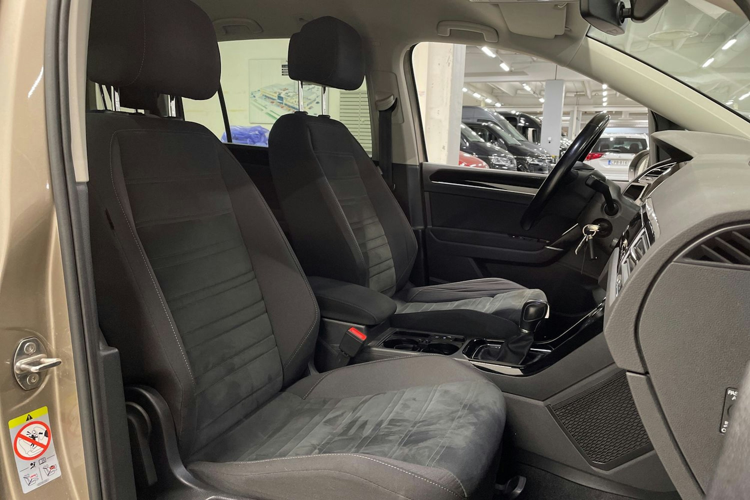 ruskea (beige) Volkswagen Touran 2017 kuva 24.