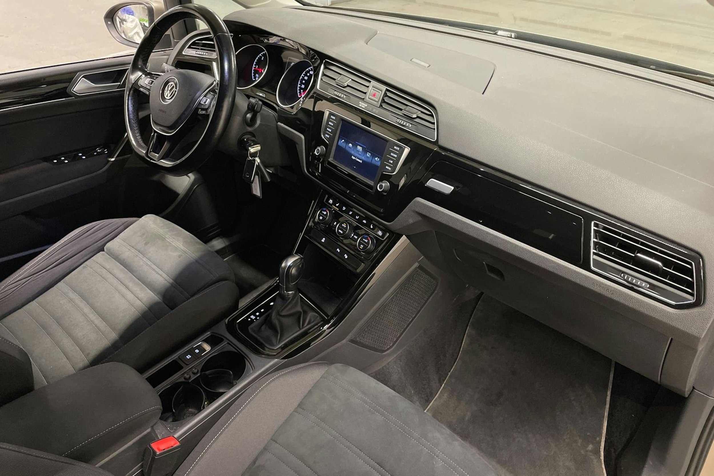 ruskea (beige) Volkswagen Touran 2017 kuva 25.