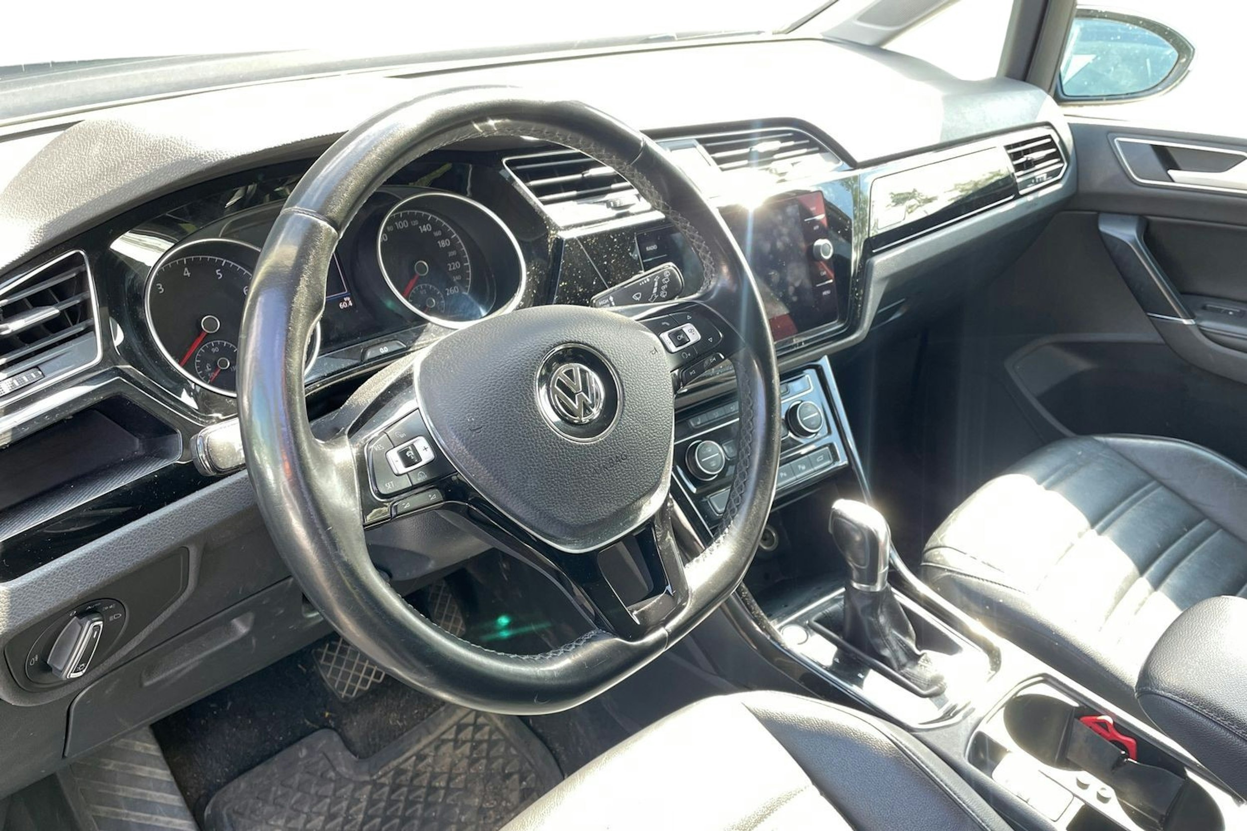 valkoinen Volkswagen Touran 2017 kuva 3.