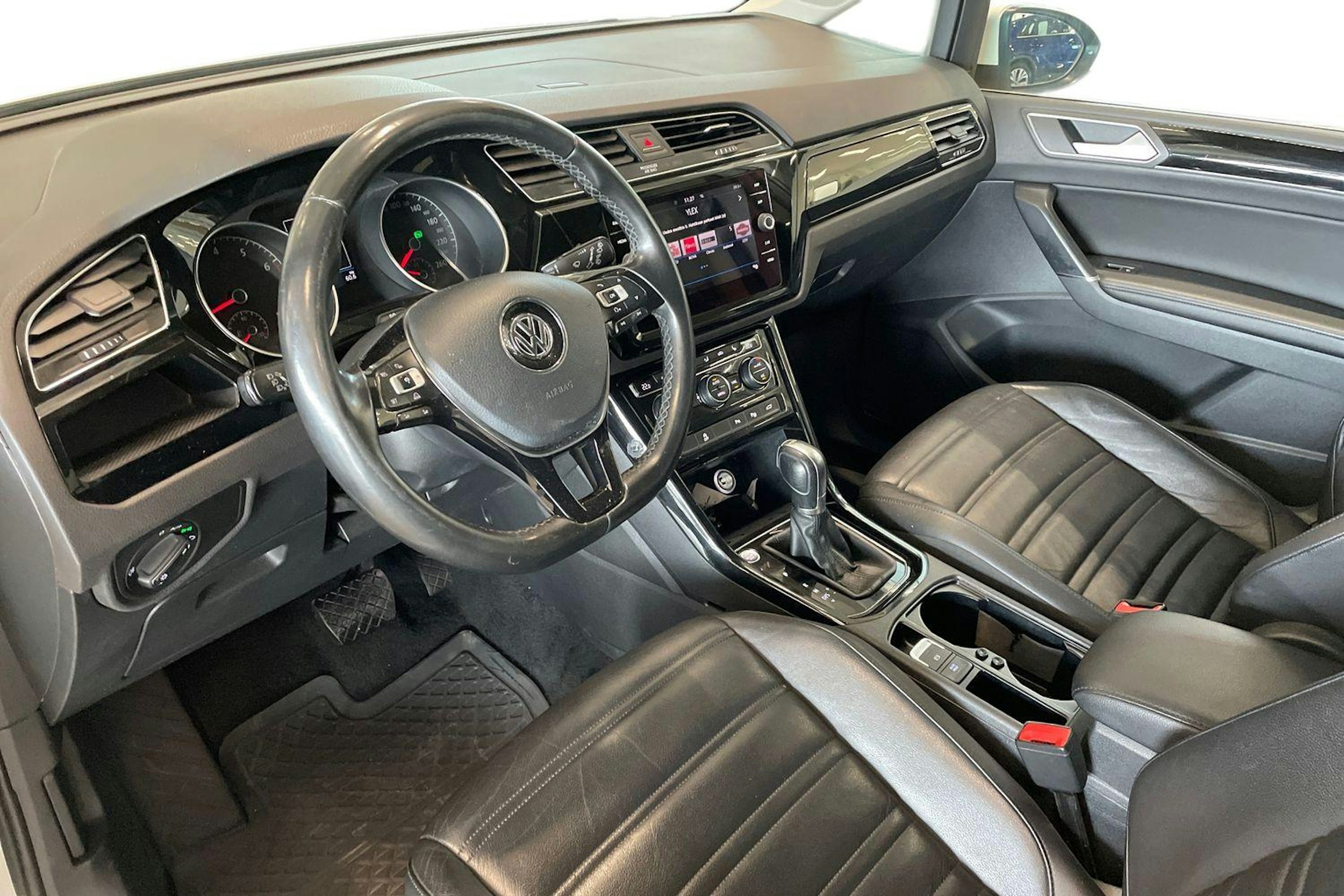 valkoinen Volkswagen Touran 2017 kuva 7.