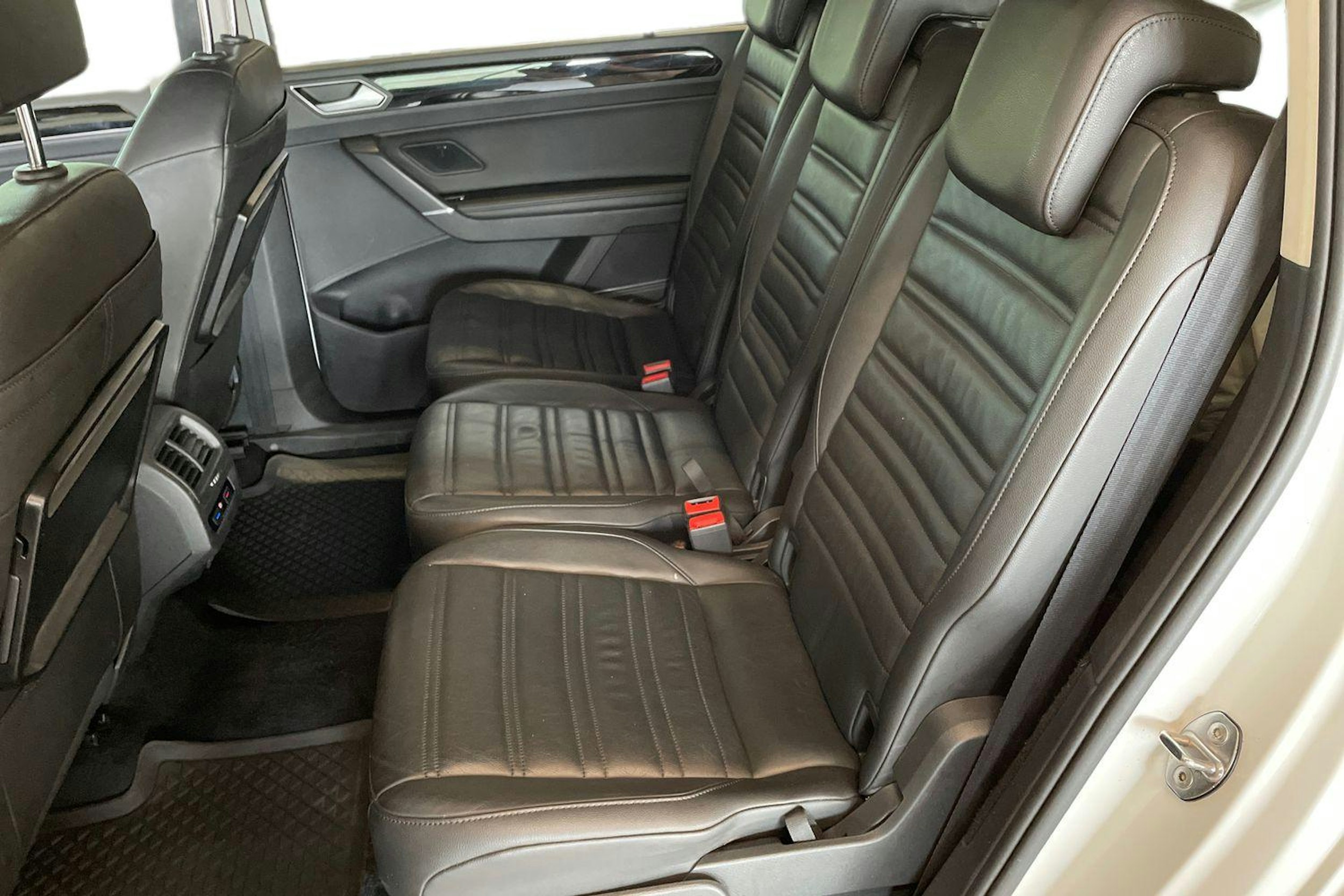 valkoinen Volkswagen Touran 2017 kuva 10.
