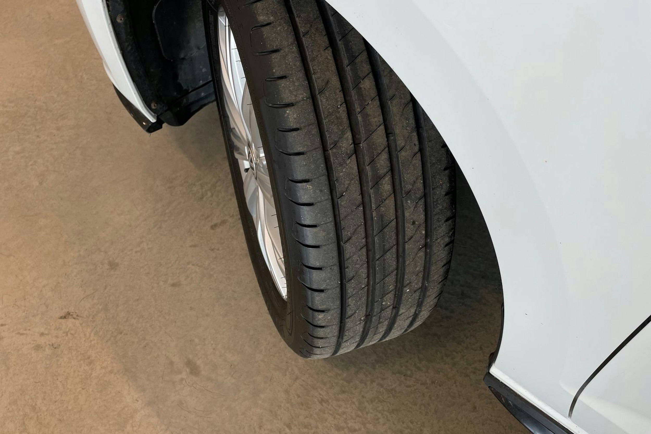 valkoinen Volkswagen Touran 2017 kuva 13.