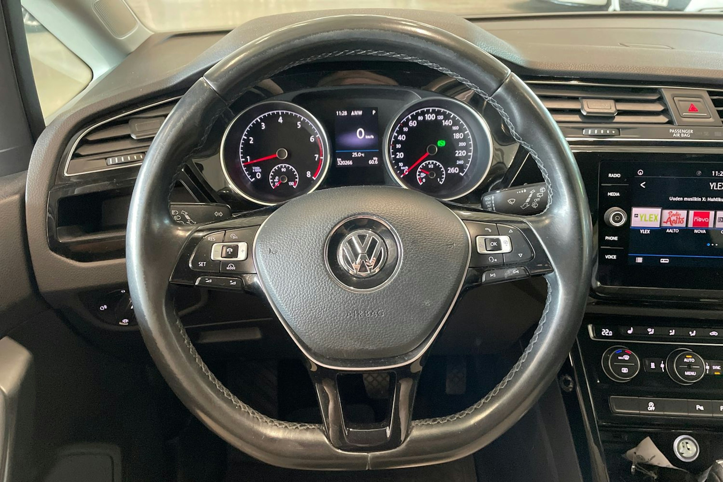 valkoinen Volkswagen Touran 2017 kuva 14.