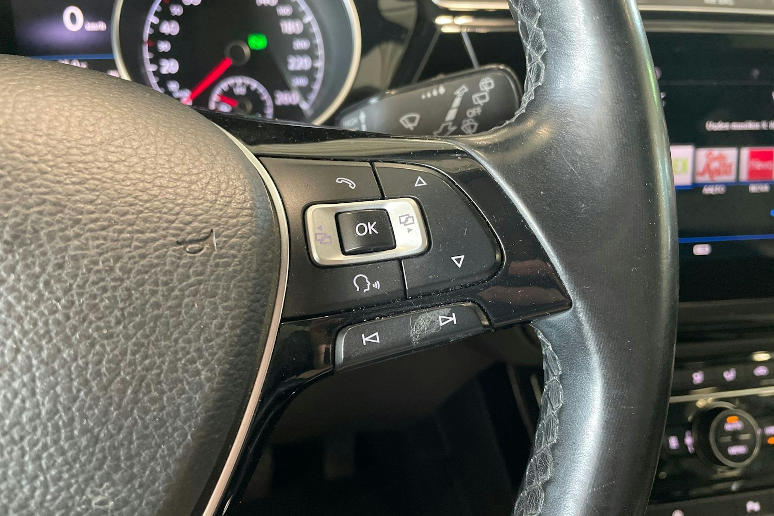 valkoinen Volkswagen Touran 2017 kuva 16.