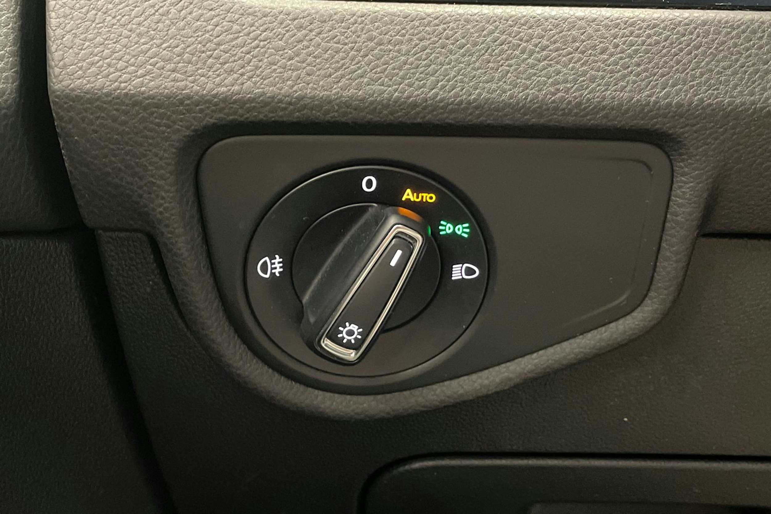 valkoinen Volkswagen Touran 2017 kuva 18.