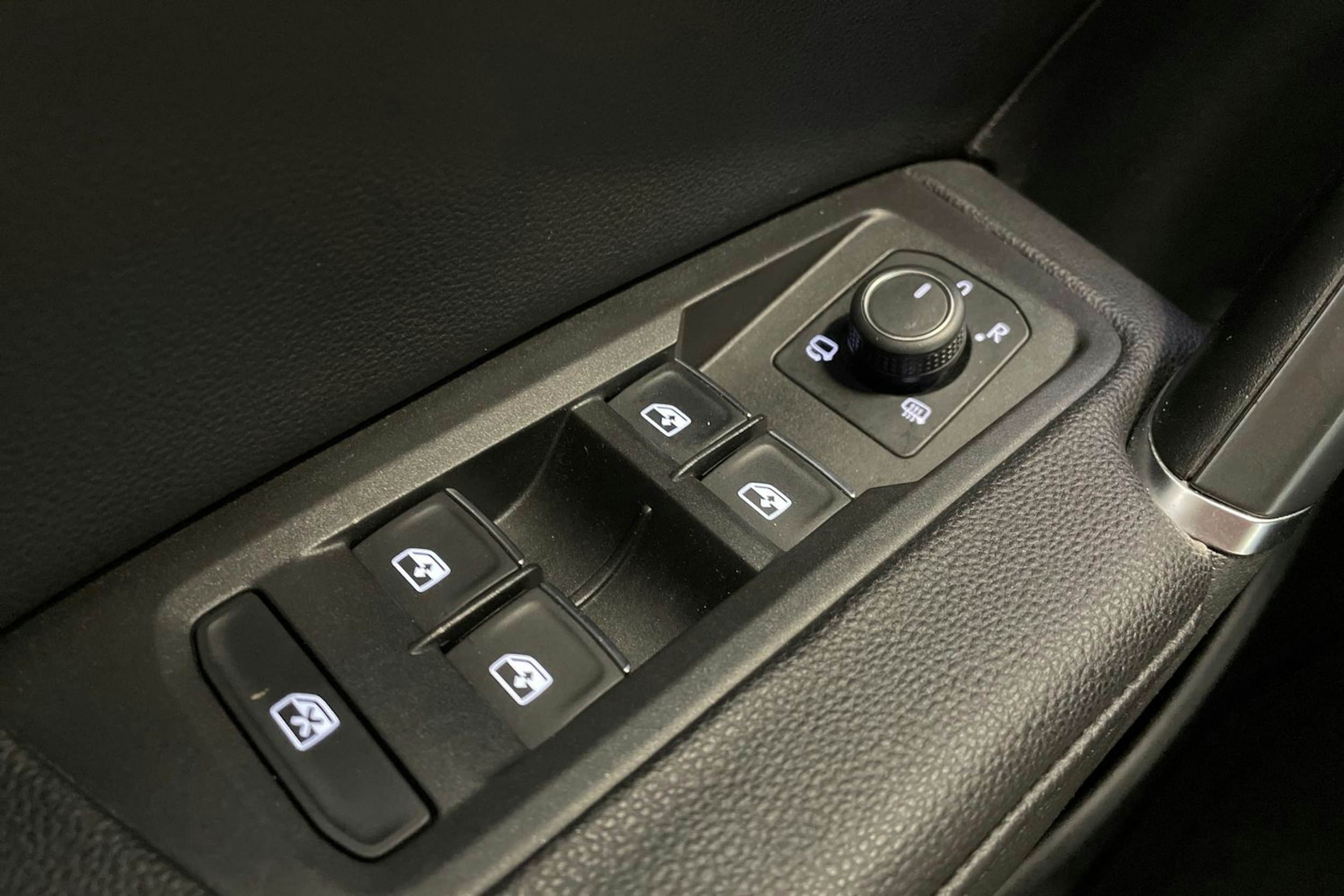 valkoinen Volkswagen Touran 2017 kuva 19.