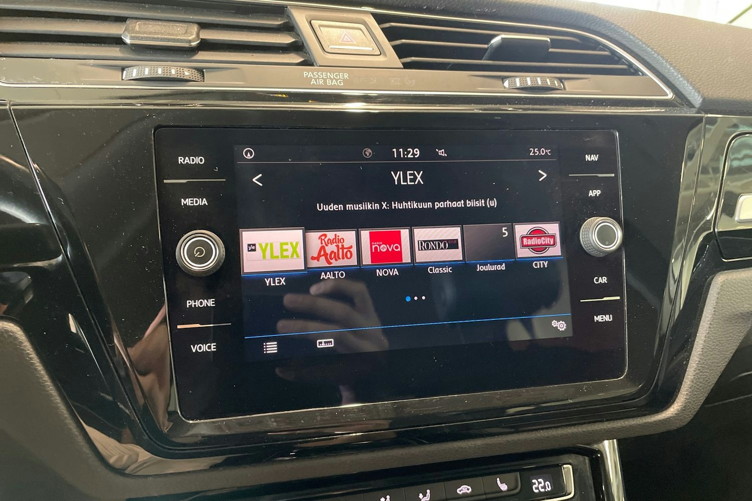 valkoinen Volkswagen Touran 2017 kuva 21.