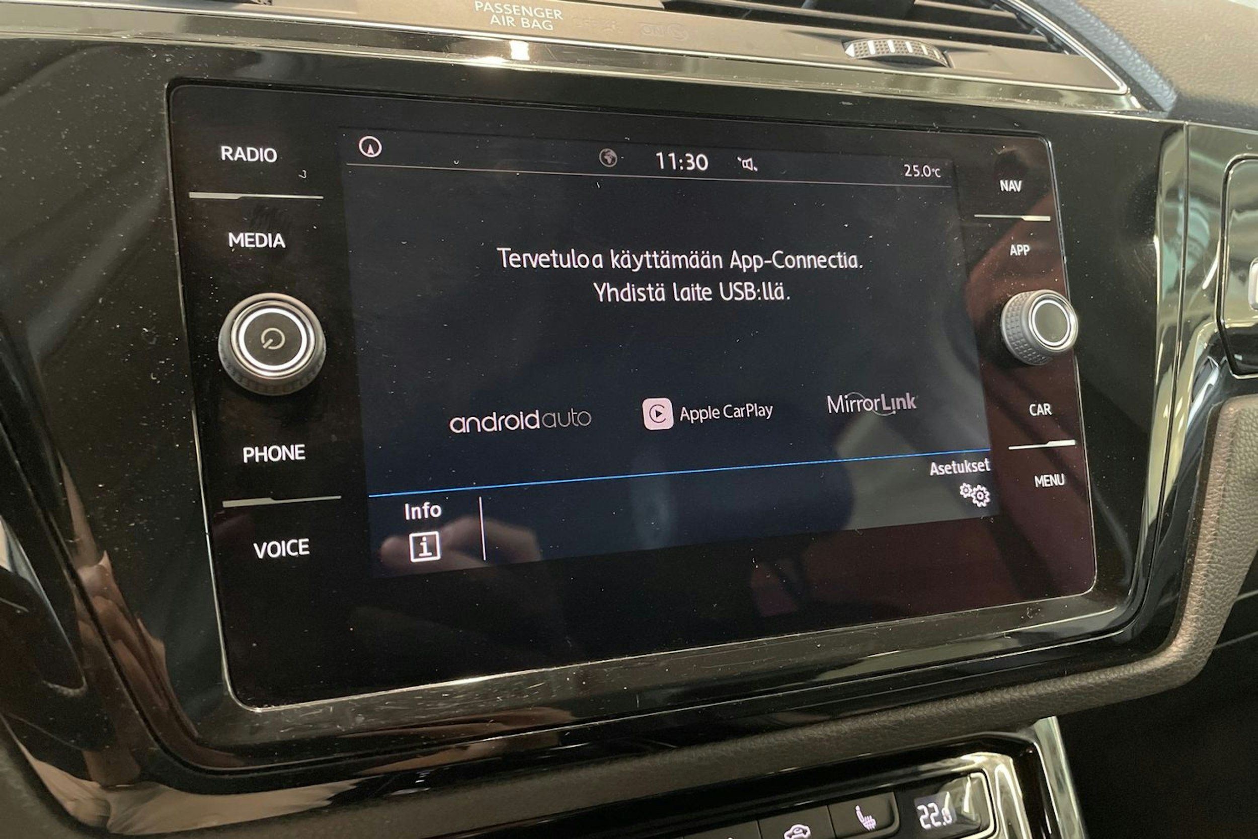 valkoinen Volkswagen Touran 2017 kuva 25.
