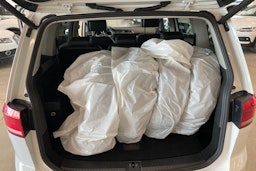 valkoinen Volkswagen Touran 2017 kuva 26.