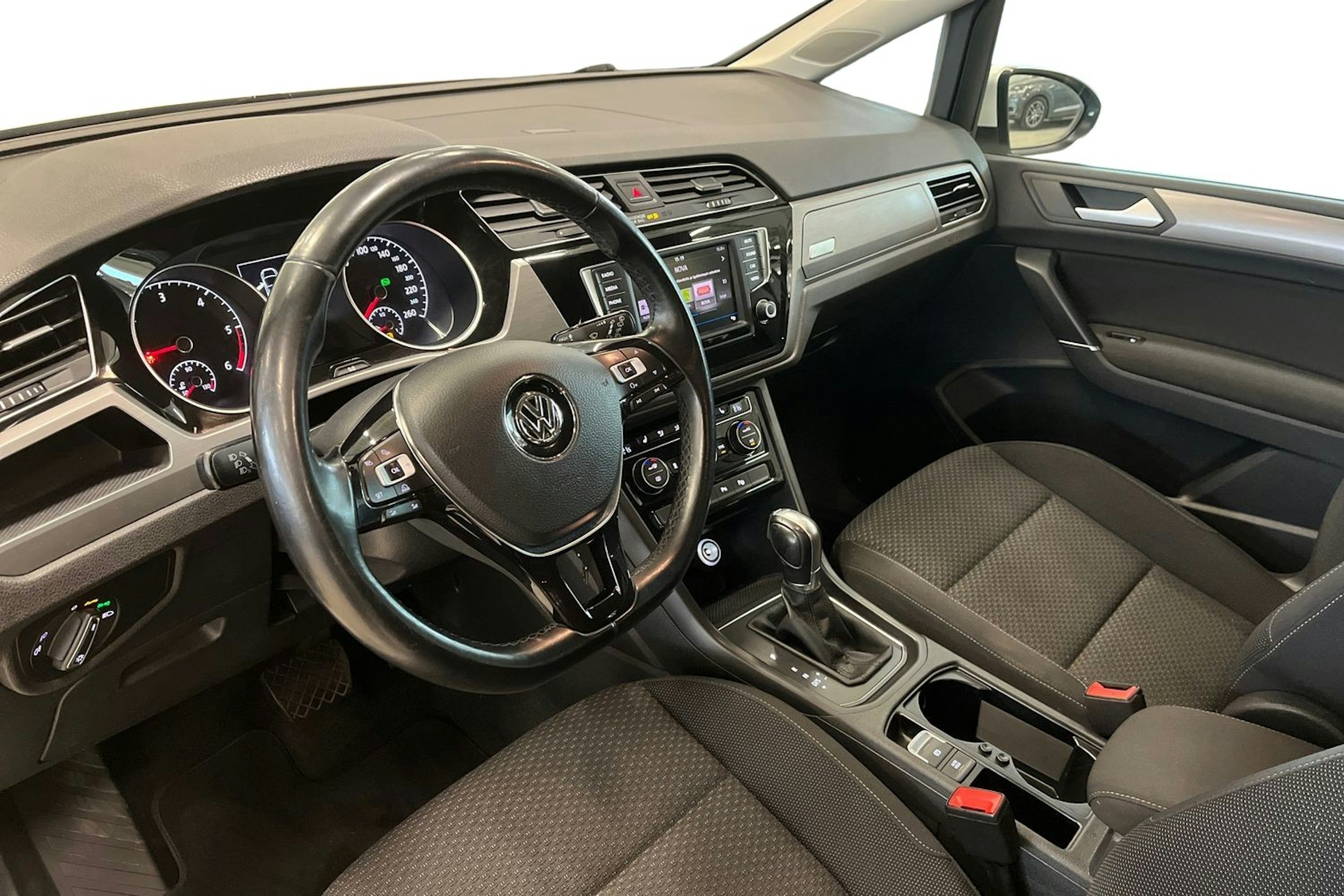 valkoinen Volkswagen Touran 2017 kuva 7.