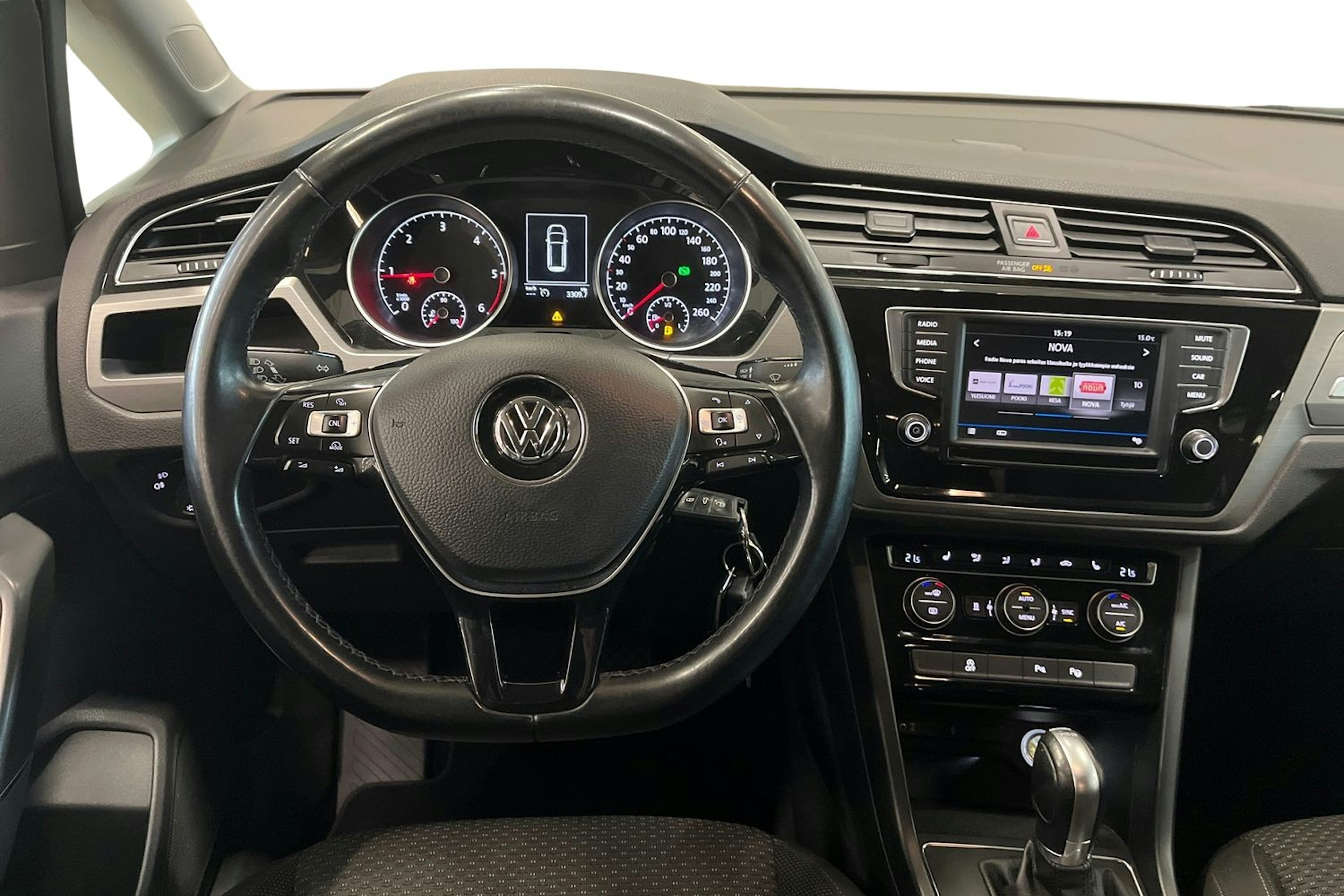 valkoinen Volkswagen Touran 2017 kuva 9.
