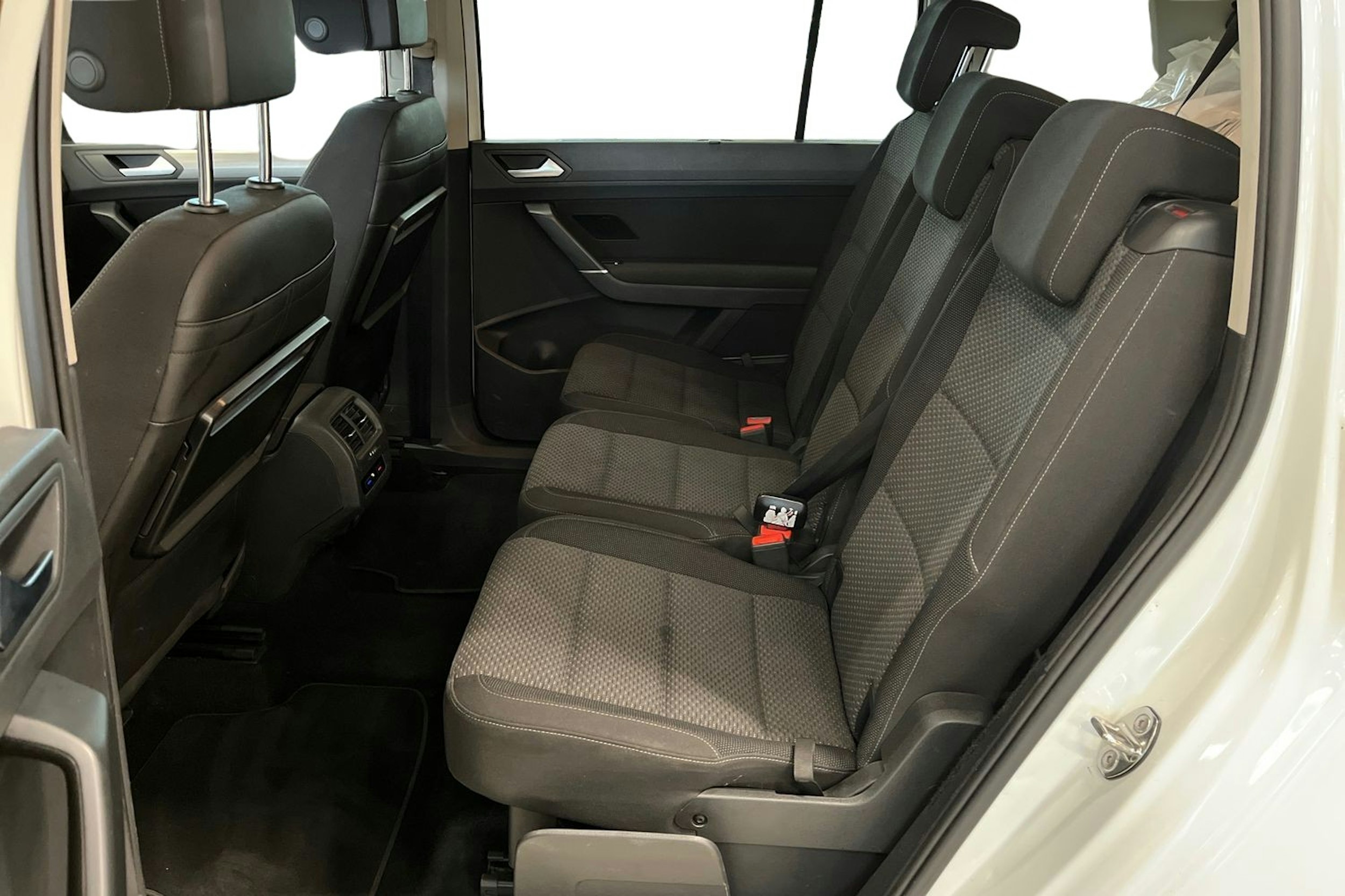 valkoinen Volkswagen Touran 2017 kuva 10.