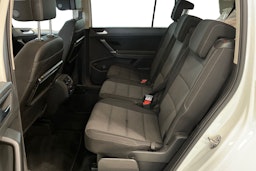 valkoinen Volkswagen Touran 2017 kuva 10.