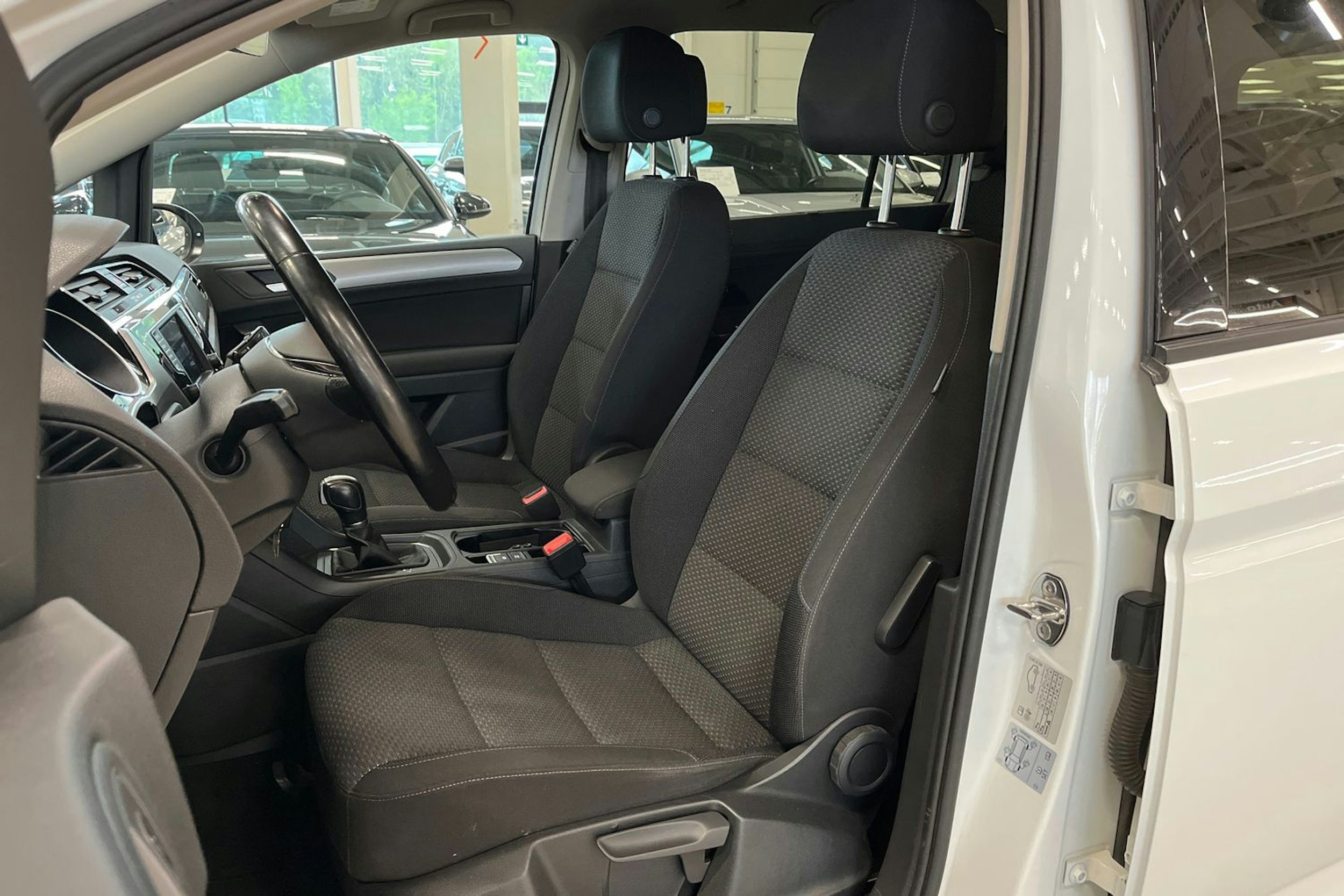 valkoinen Volkswagen Touran 2017 kuva 14.