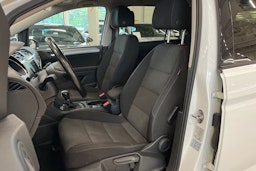 valkoinen Volkswagen Touran 2017 kuva 14.