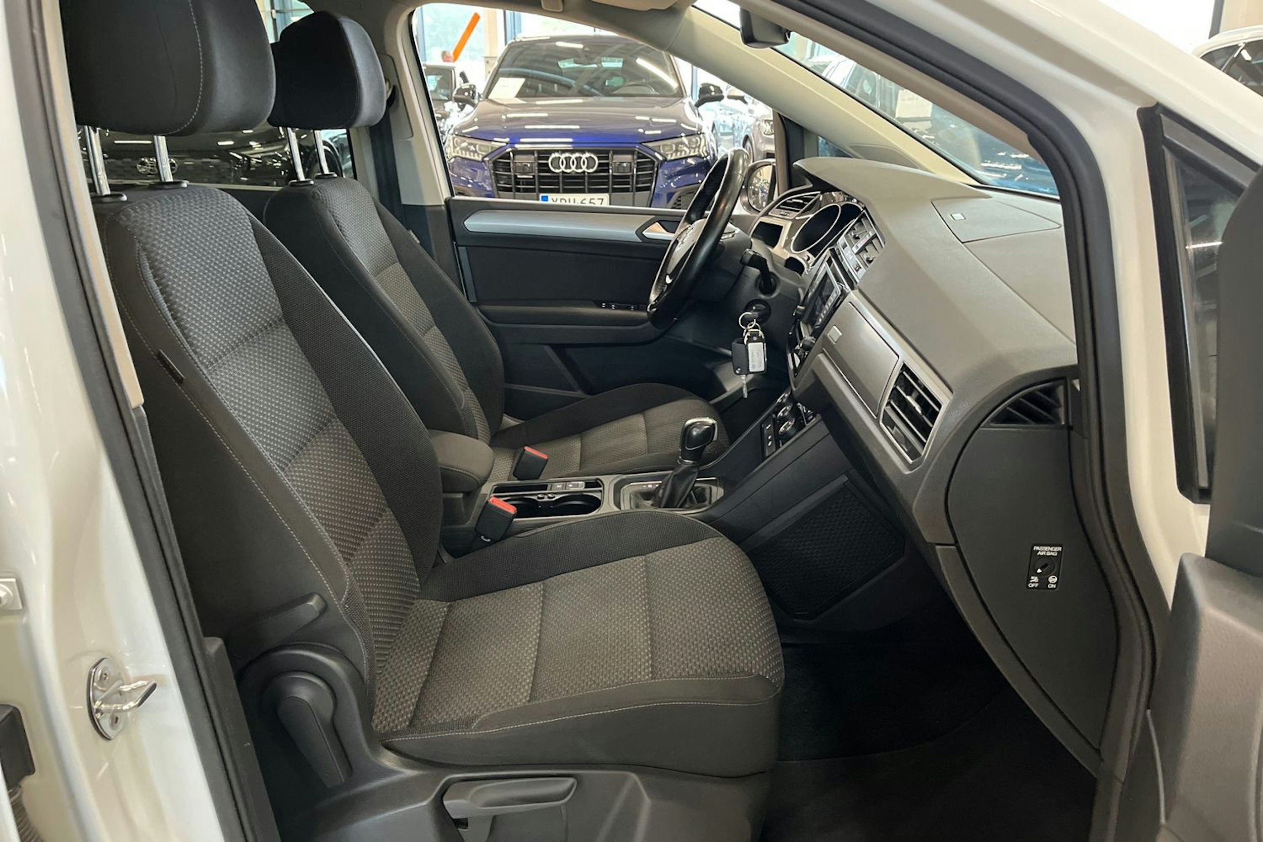 valkoinen Volkswagen Touran 2017 kuva 15.