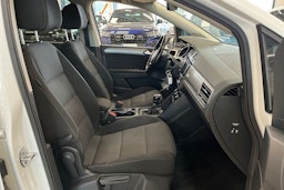 valkoinen Volkswagen Touran 2017 kuva 15.