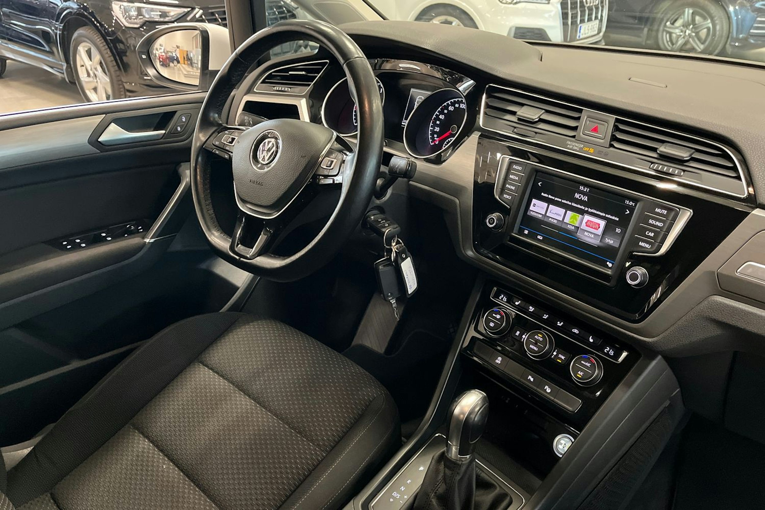 valkoinen Volkswagen Touran 2017 kuva 16.
