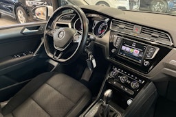 valkoinen Volkswagen Touran 2017 kuva 16.