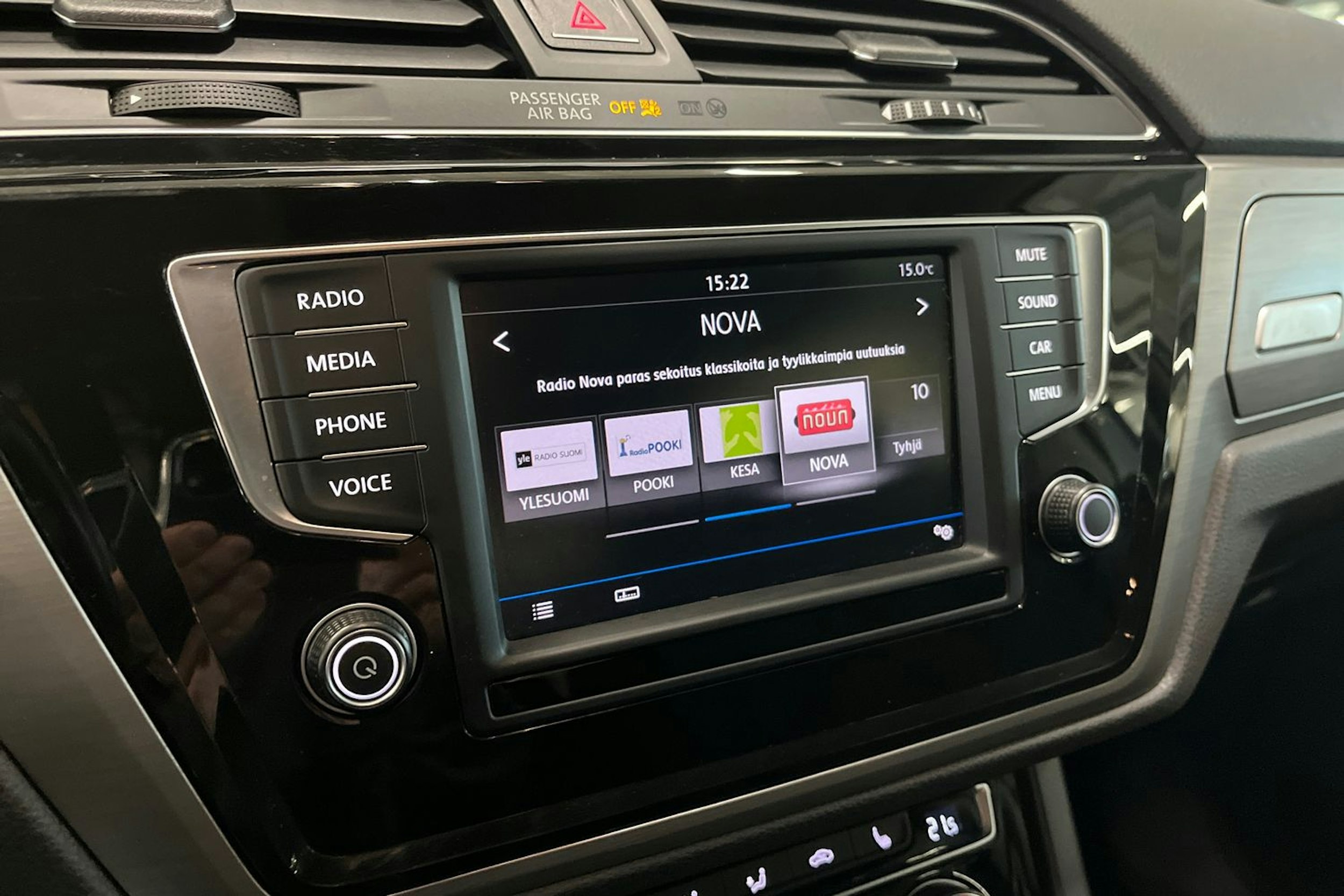 valkoinen Volkswagen Touran 2017 kuva 17.