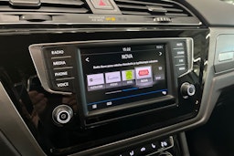 valkoinen Volkswagen Touran 2017 kuva 17.