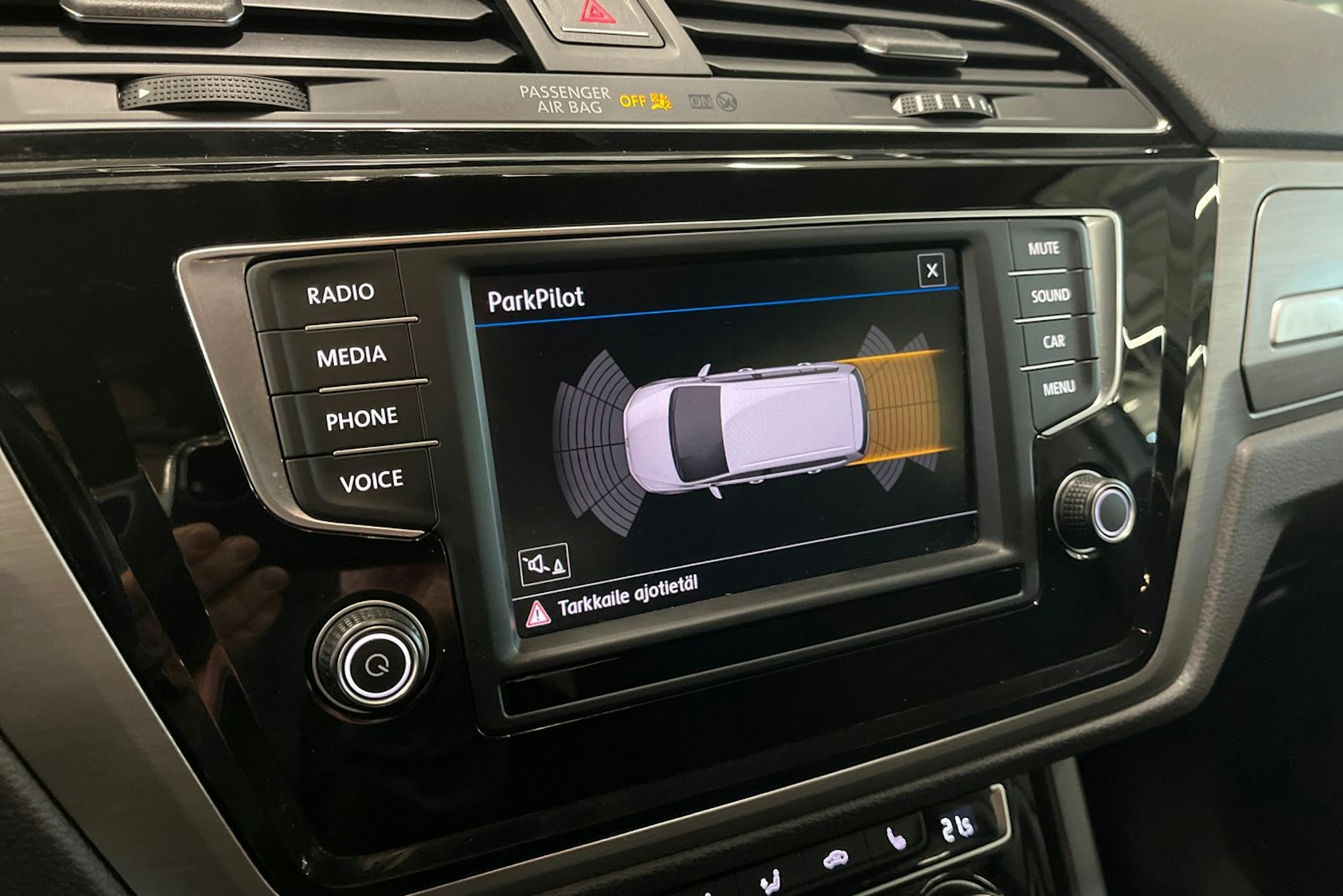 valkoinen Volkswagen Touran 2017 kuva 18.